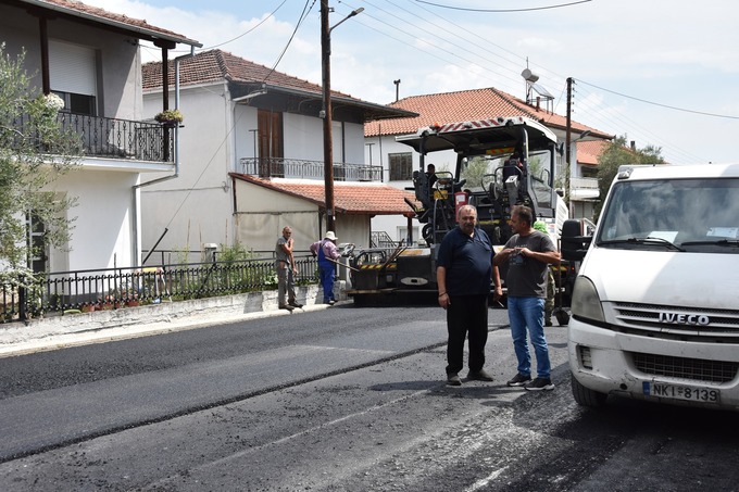 Φωτογραφία Ξεκίνησε η ασφαλτόστρωση του κεντρικού δρόμου στα Λευκάδια Νάουσας